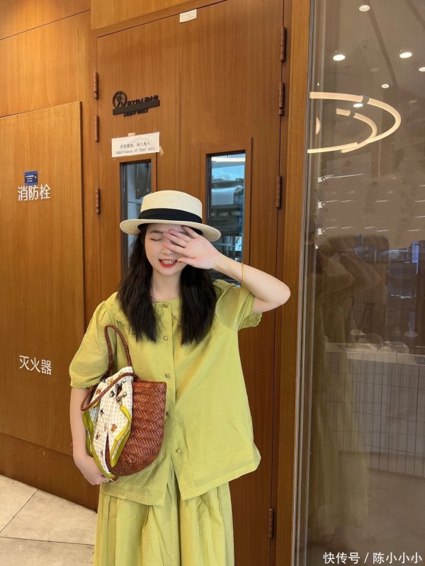 金港赢配资 绝了 被路人追着问套装哪里买的｜小个子OOTD